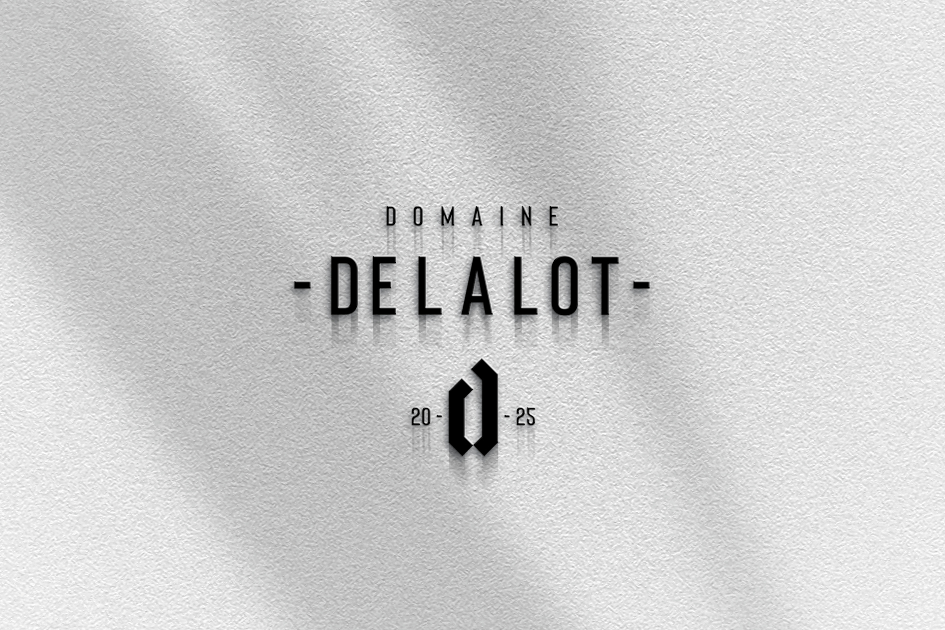 Identité visuelle et design graphique pour la marque de champagne Delalot, avec logo élégant, typographie raffinée et packaging haut de gamme