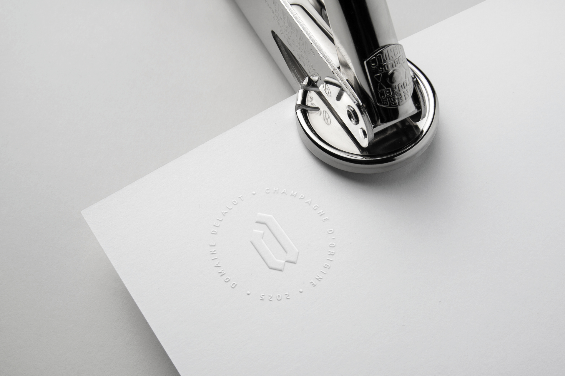 Identité visuelle et packaging pour le champagne Delalot, avec logo raffiné, typographie élégante et design graphique haut de gamme reflétant le prestige et l’exclusivité de la marque