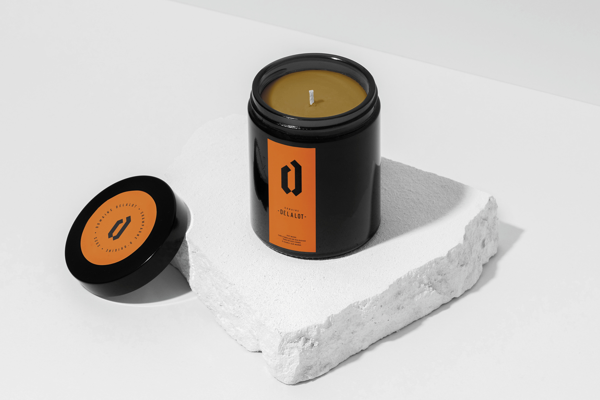 Identité visuelle et packaging haut de gamme pour le champagne Delalot, avec logo raffiné, typographie élégante et design graphique sophistiqué reflétant prestige et exclusivité