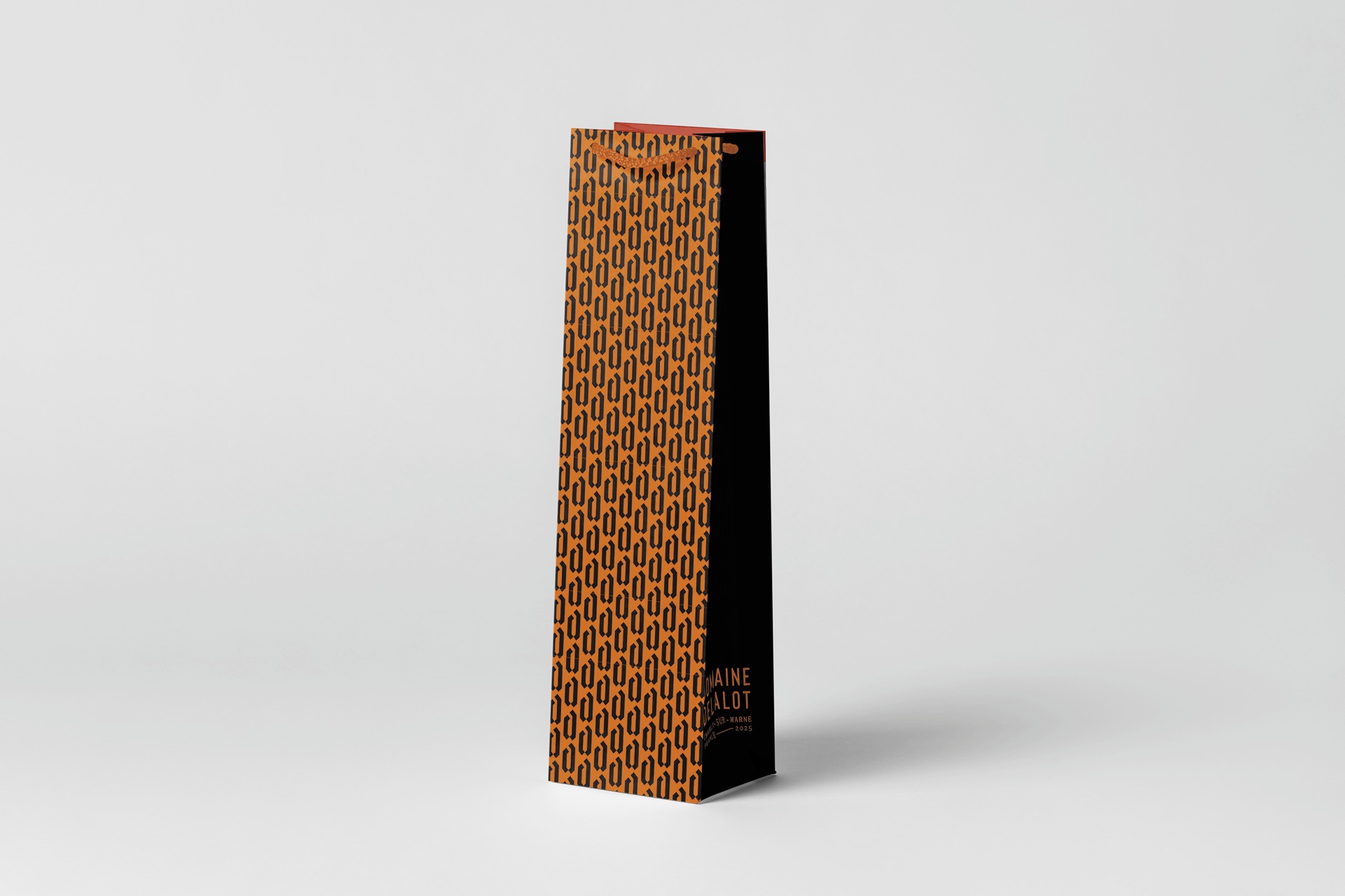 Identité visuelle et packaging haut de gamme pour le champagne Delalot, avec logo élégant, typographie raffinée et design graphique sophistiqué mettant en valeur le prestige de la marque