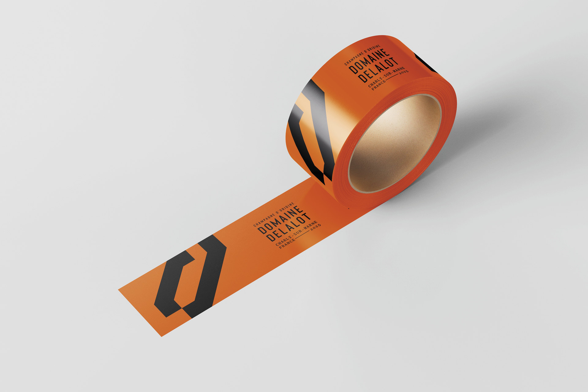 Identité visuelle et packaging du champagne Delalot, avec logo raffiné, typographie élégante et design graphique haut de gamme reflétant le prestige de la marque