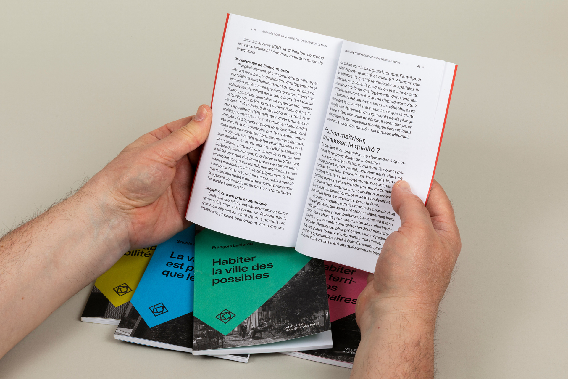 Design graphique de coffret éditorial architecture et logement – mise en page de publications sur le renouvellement urbain et les transformations des territoires contemporains