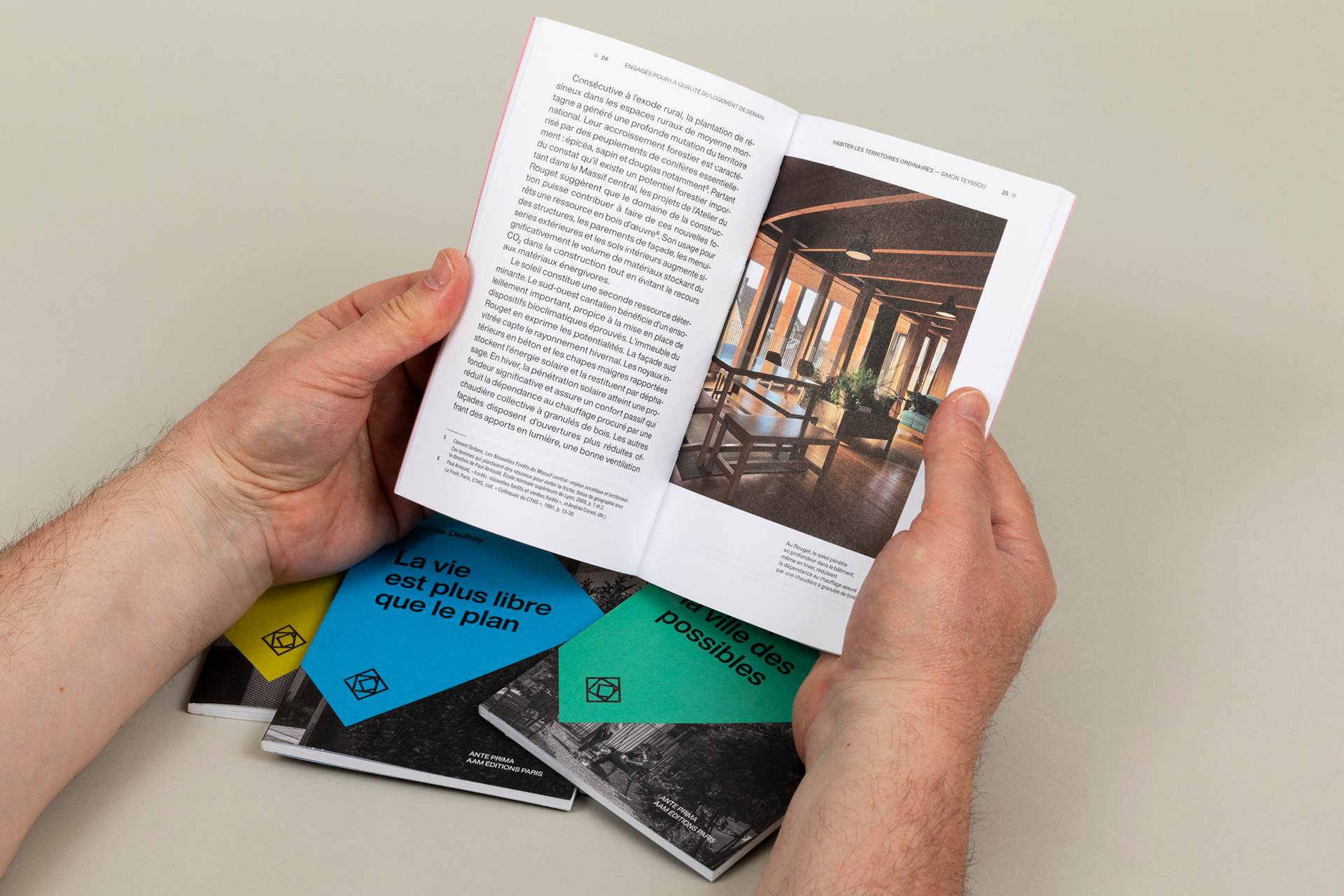 Design graphique de coffret éditorial architecture et urbanisme – mise en page de publications sur le logement, la ville et les transformations des territoires contemporains